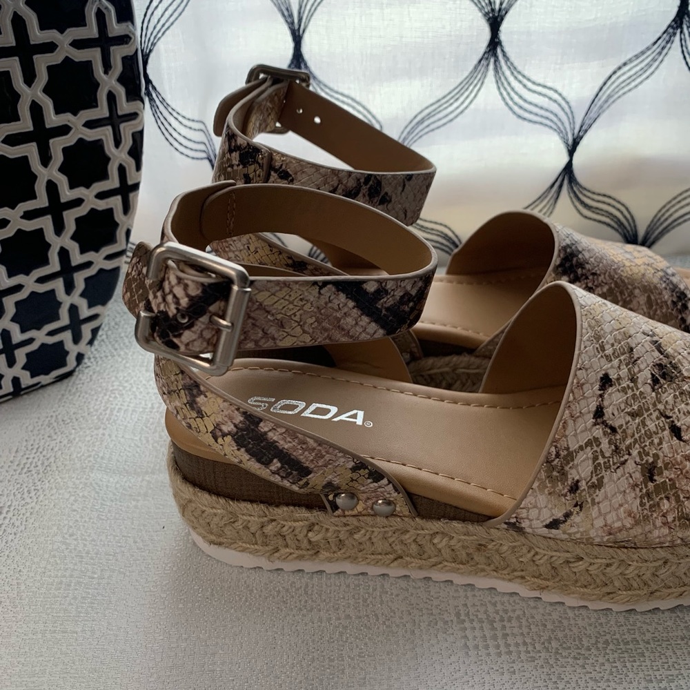 Soda Snake Skin platform Sandals women’s 6.5 or 8, 8.5,9,9.5 or 10 - Picture 14 of 16